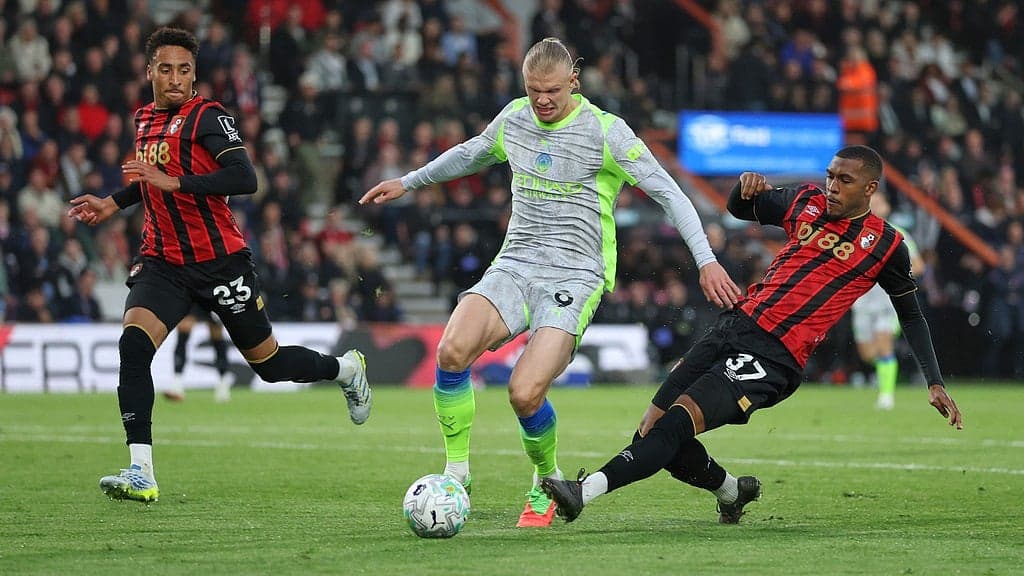 Haaland driblando entre dos jugadores de Bournemouth