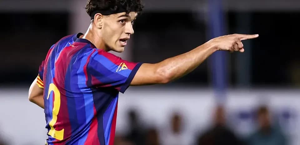 Jugador señalando durante un partido de fútbol