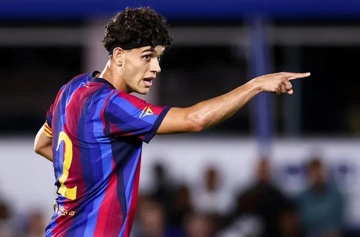 Jugador señalando durante un partido de fútbol