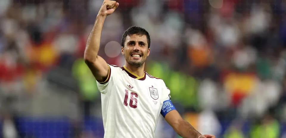 Jugador español celebrando con el puño en alto
