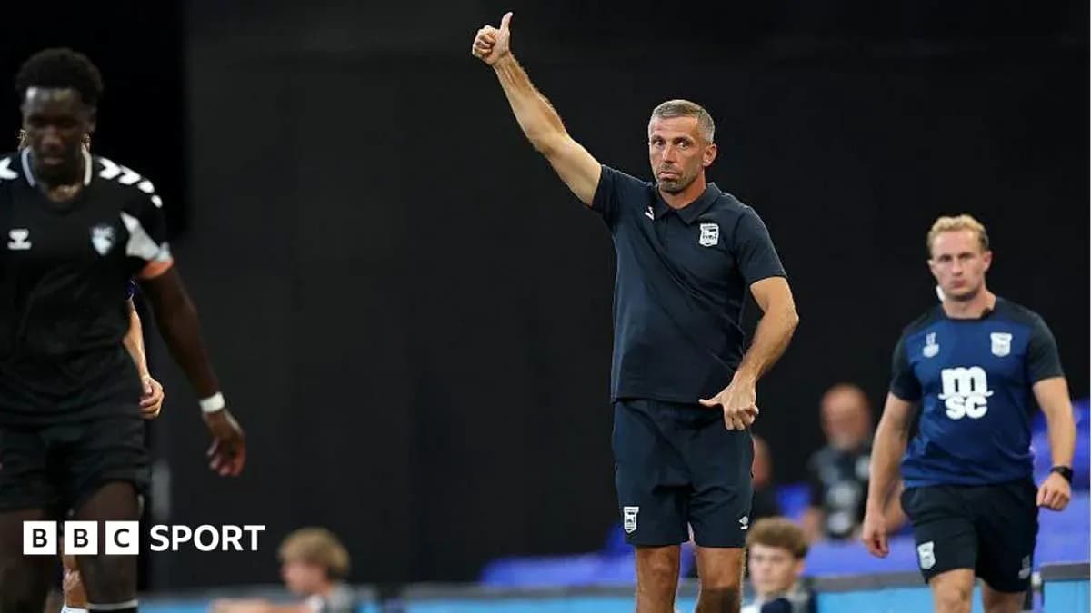 Entrenador dando instrucciones durante el partido