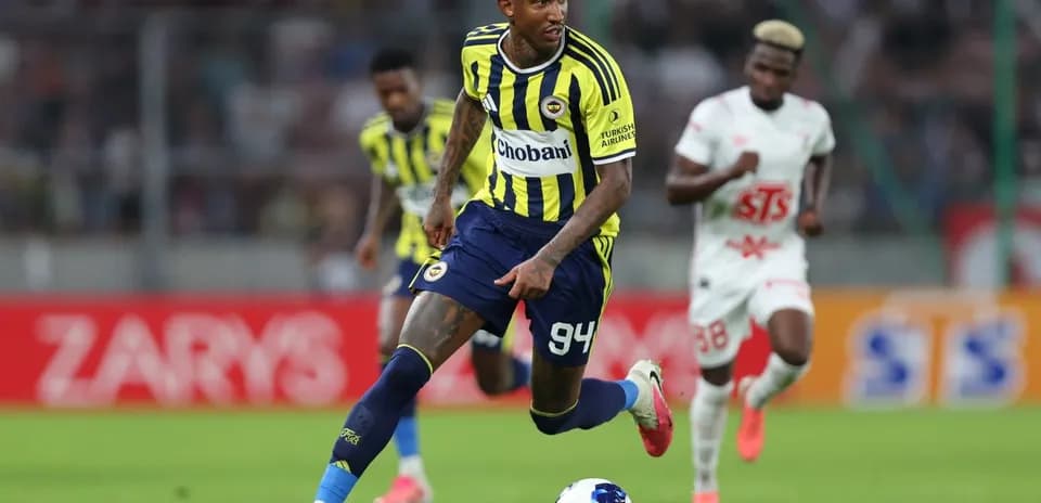 Jugador de Fenerbahçe conduciendo el balón