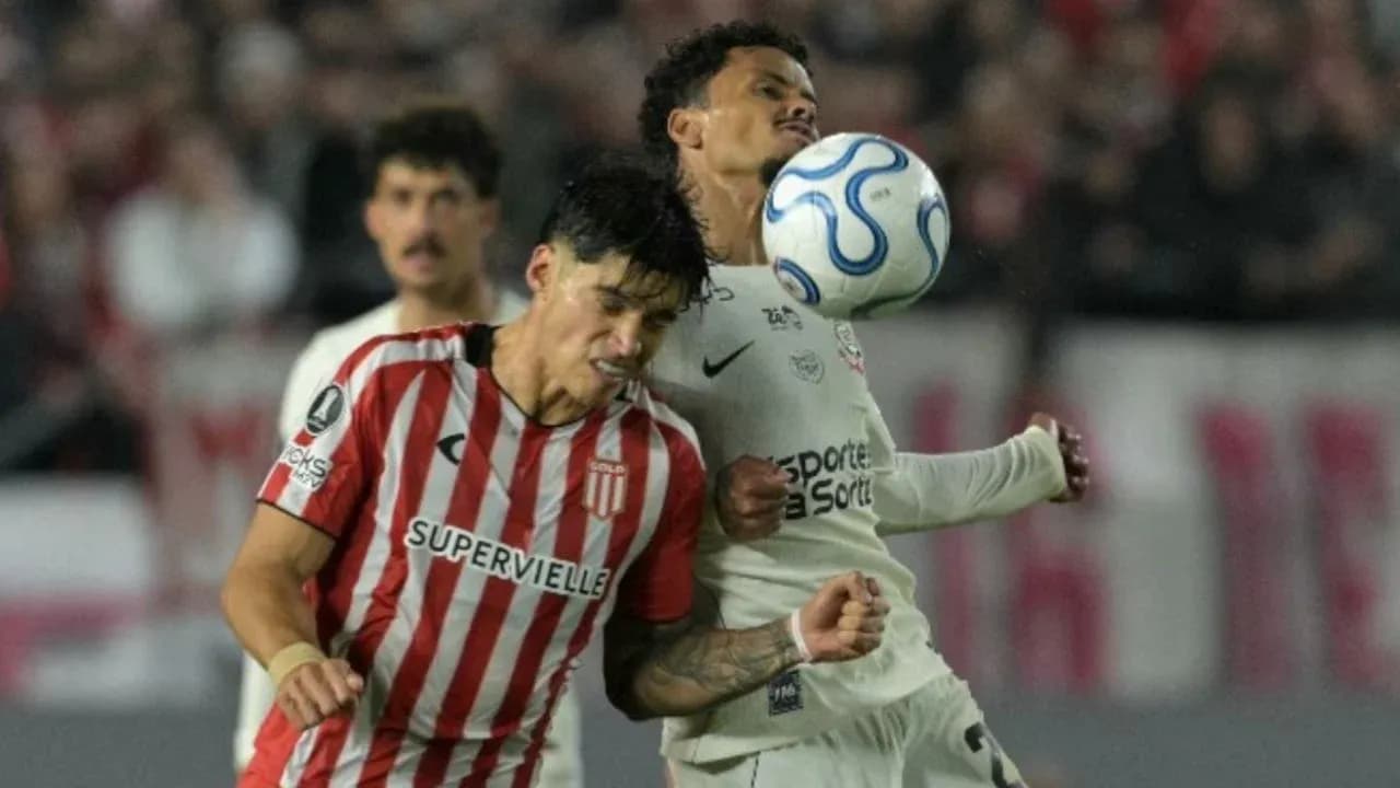 Jugador de Estudiantes y Corinthians luchando por el balón