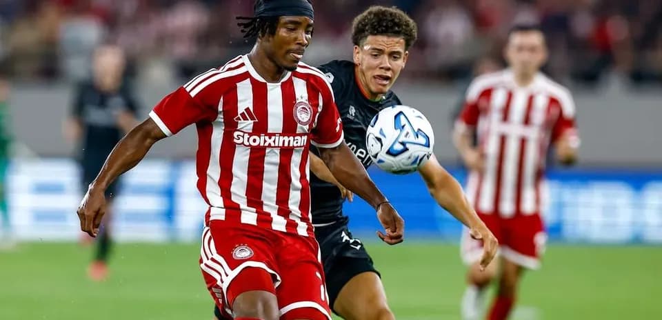 Dos jugadores compitiendo por el balón en partido