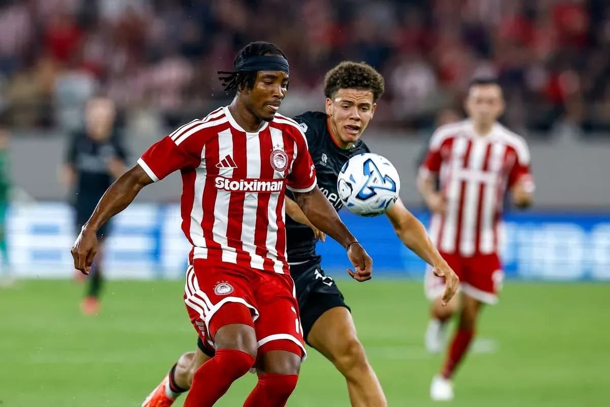 Dos jugadores compitiendo por el balón en partido