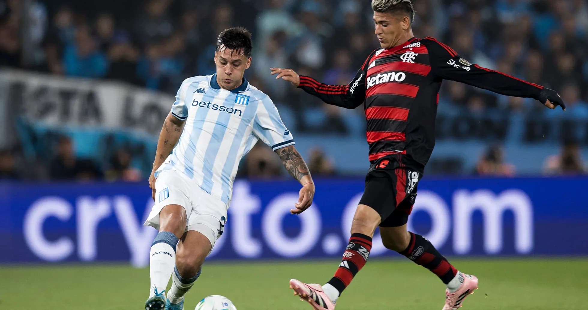 Jugador de Racing Club en acción contra Sarmiento