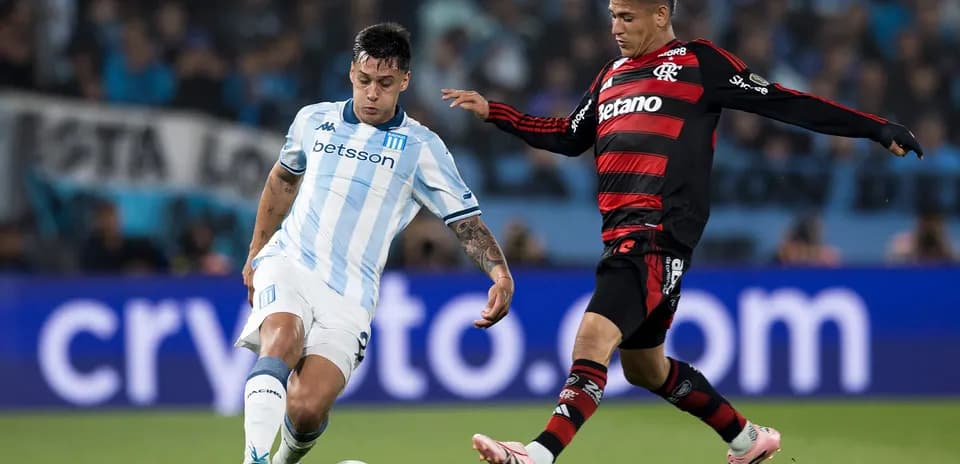 Jugador de Racing Club en acción contra Sarmiento