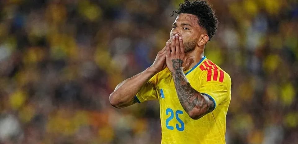 Jugador colombiano con camiseta amarilla en el partido