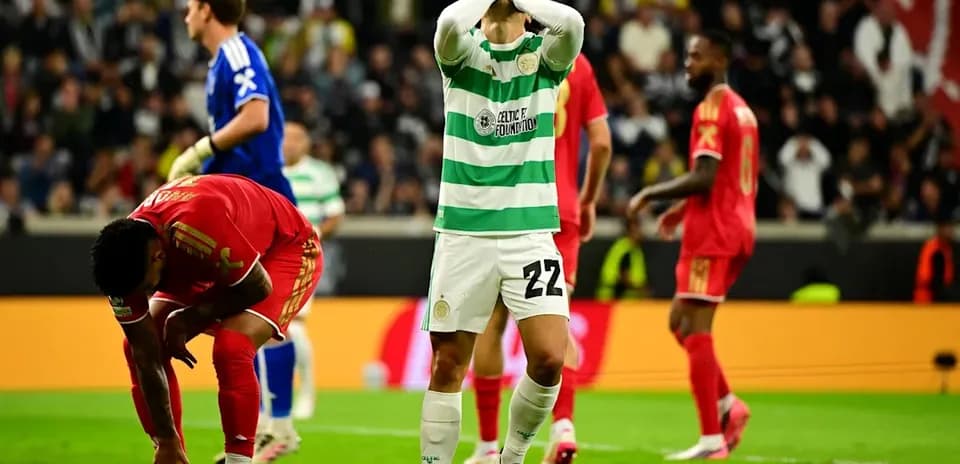 Jugador de Celtic lamentándose en el campo de juego