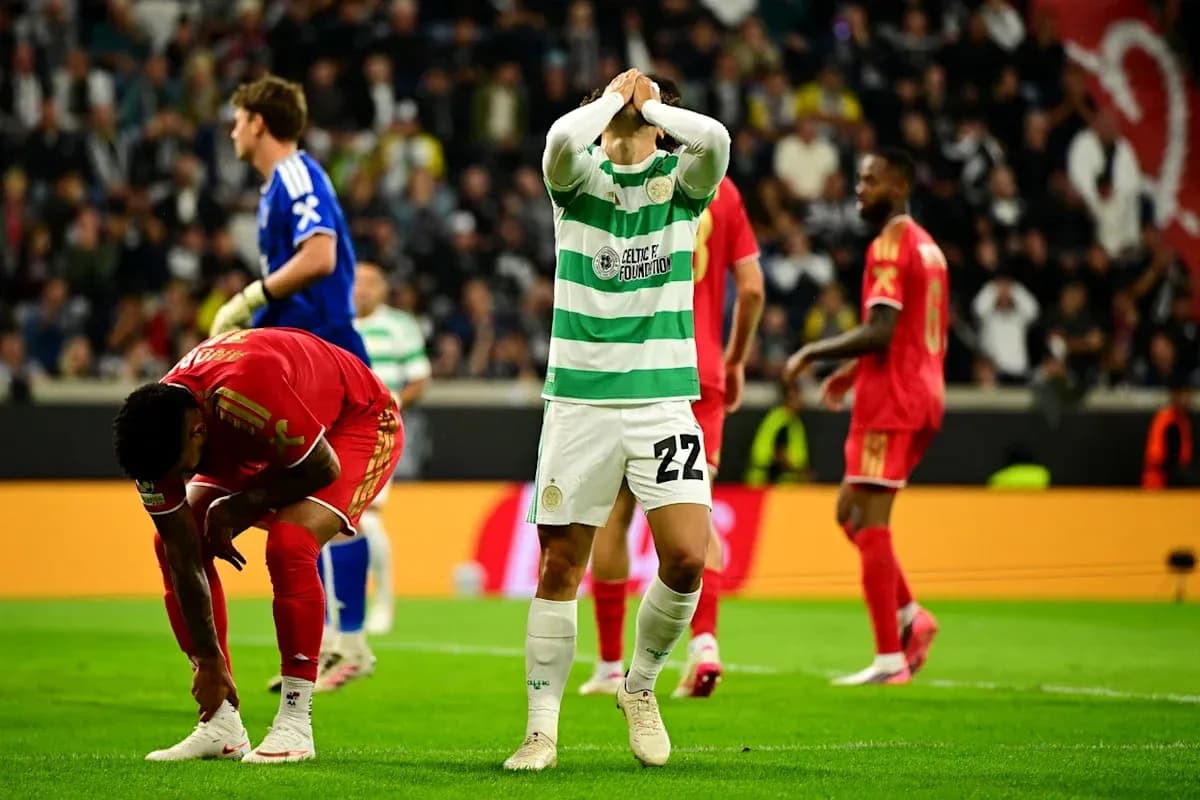 Jugador de Celtic lamentándose en el campo de juego