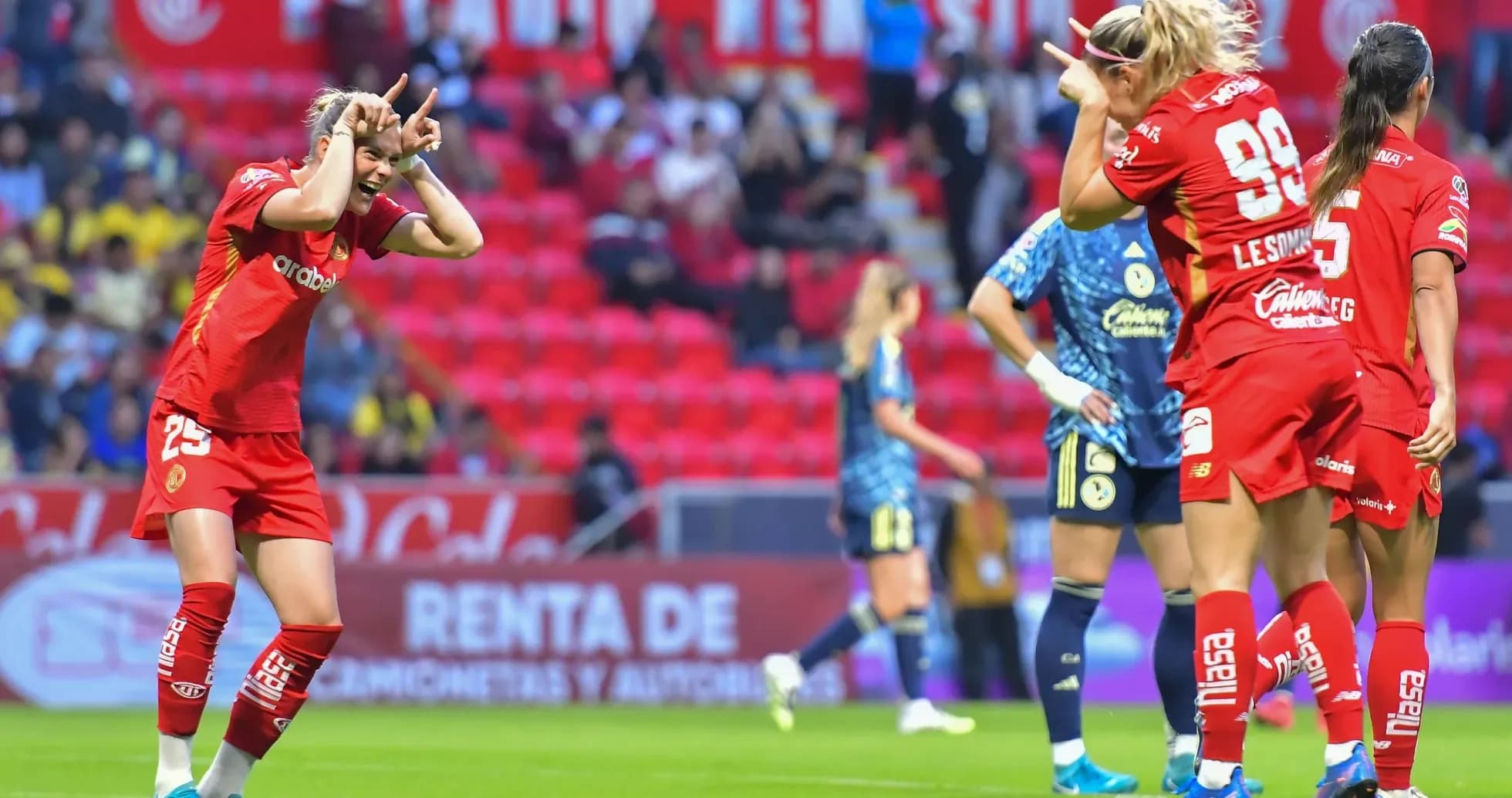 Jugadoras celebrando un gol en el estadio