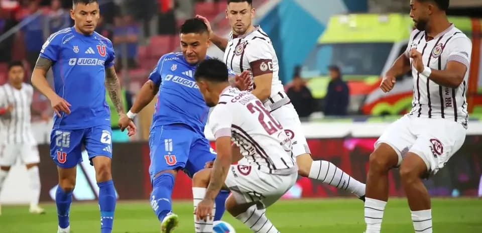 Jugadores de la Universidad de Chile en acción