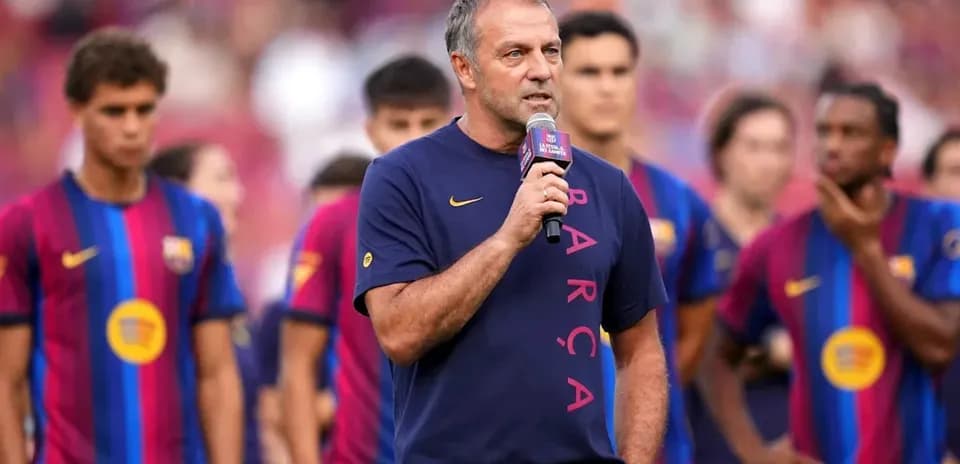 Entrenador hablando en evento con jugadores del FC Barcelona