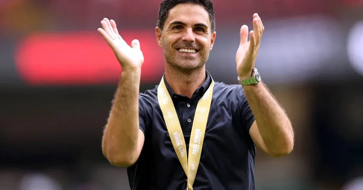 Entrenador aplaudiendo con medalla al cuello