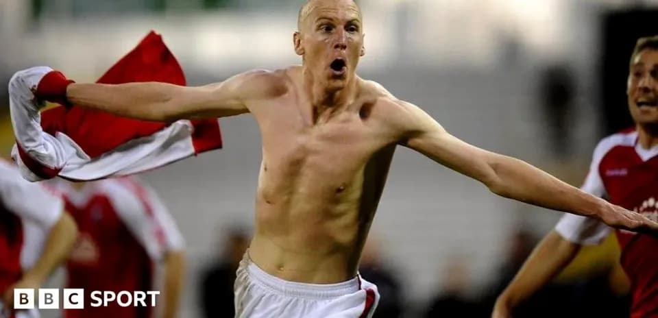 Jugador celebrando con camiseta en mano tras gol