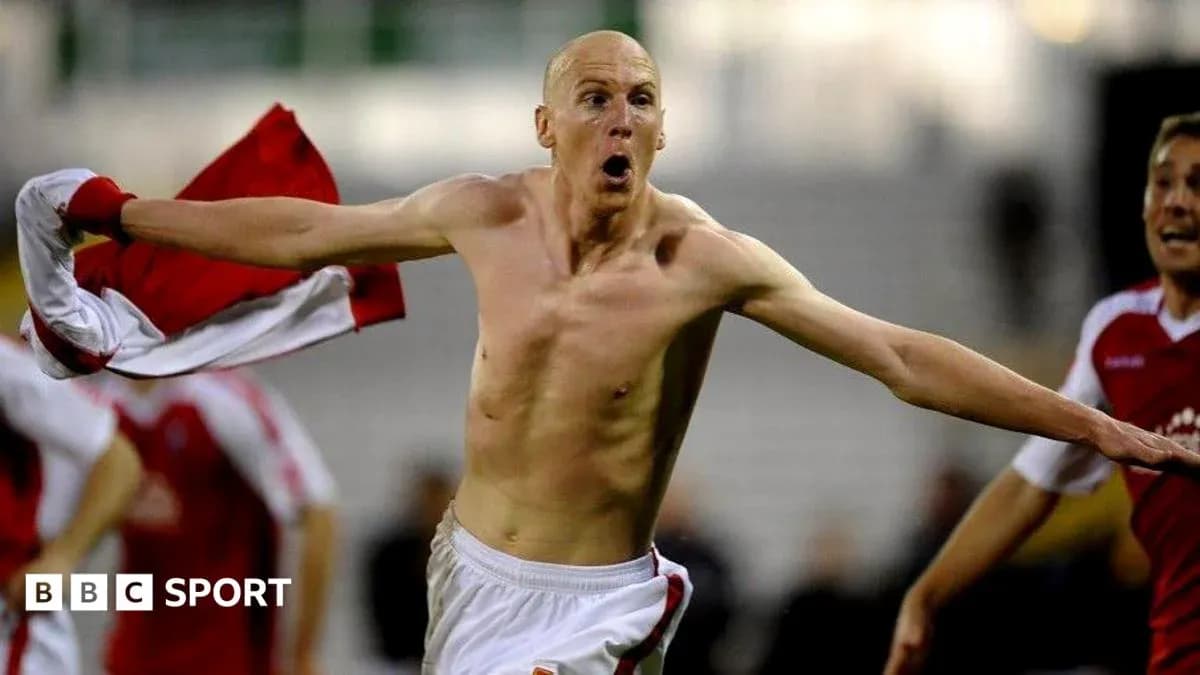 Jugador celebrando con camiseta en mano tras gol
