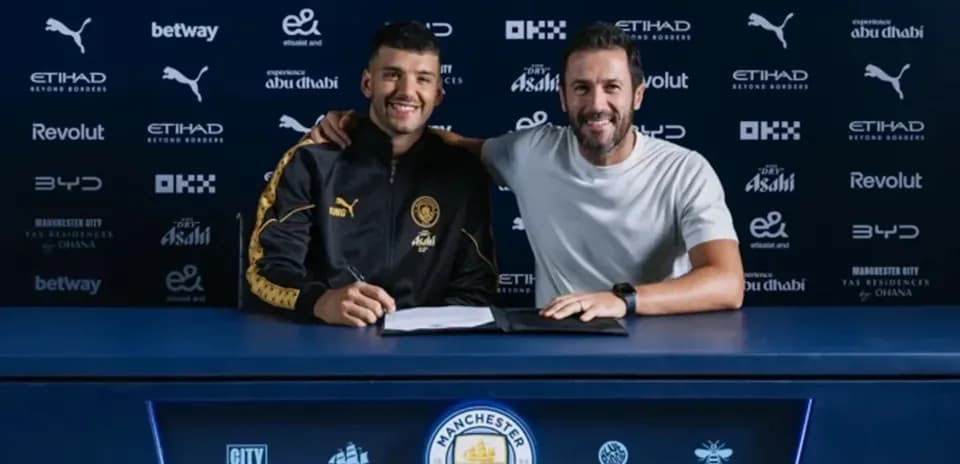 Jugador y entrenador firmando contrato en mesa