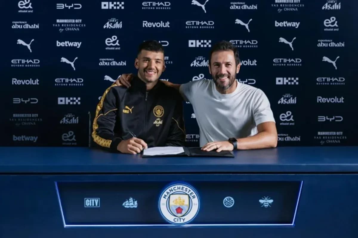 Jugador y entrenador firmando contrato en mesa