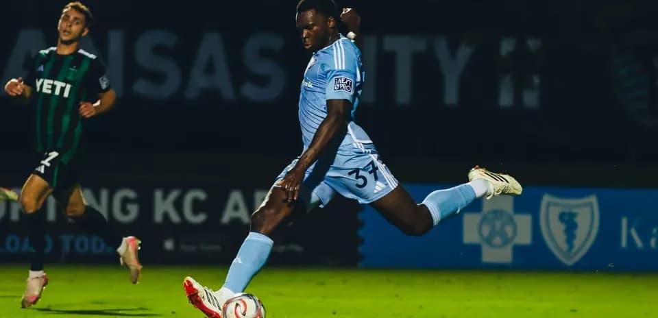 Jugador de Sporting KC II pateando el balón