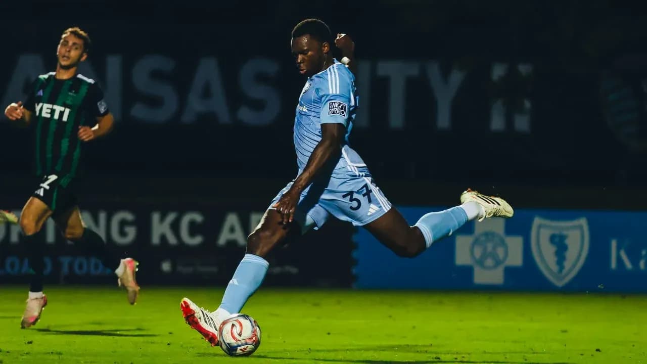 Jugador de Sporting KC II pateando el balón