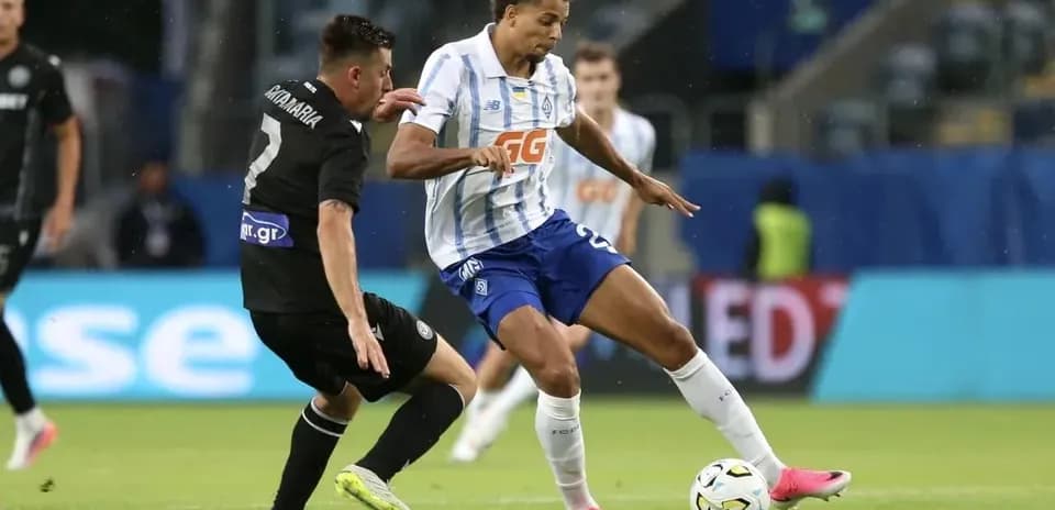 Jugador de PAOK defendiendo contra Dynamo Kyiv