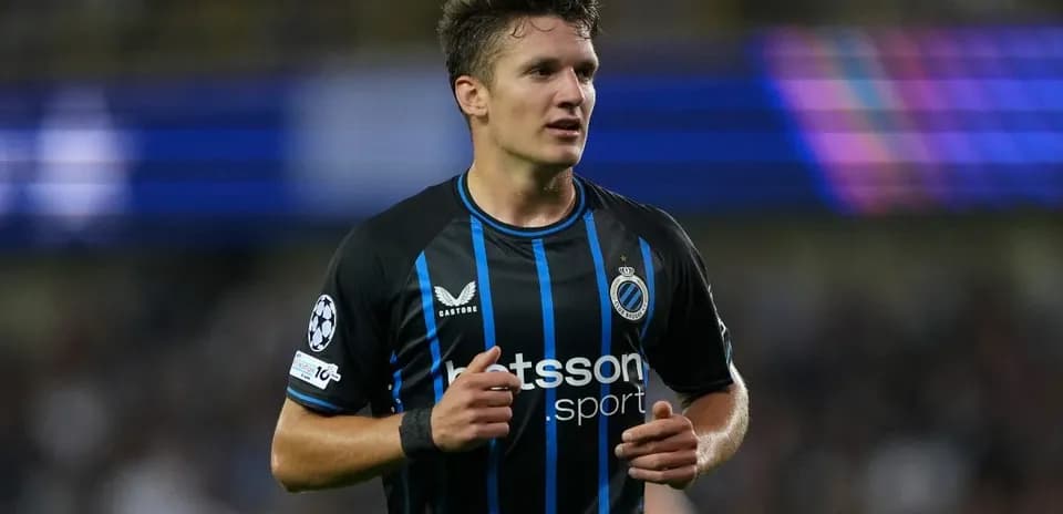 Jugador de Club Brugge en acción durante el partido