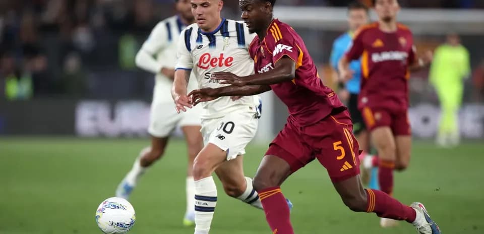Jugadores de AS Roma y Atalanta compitiendo por el balón