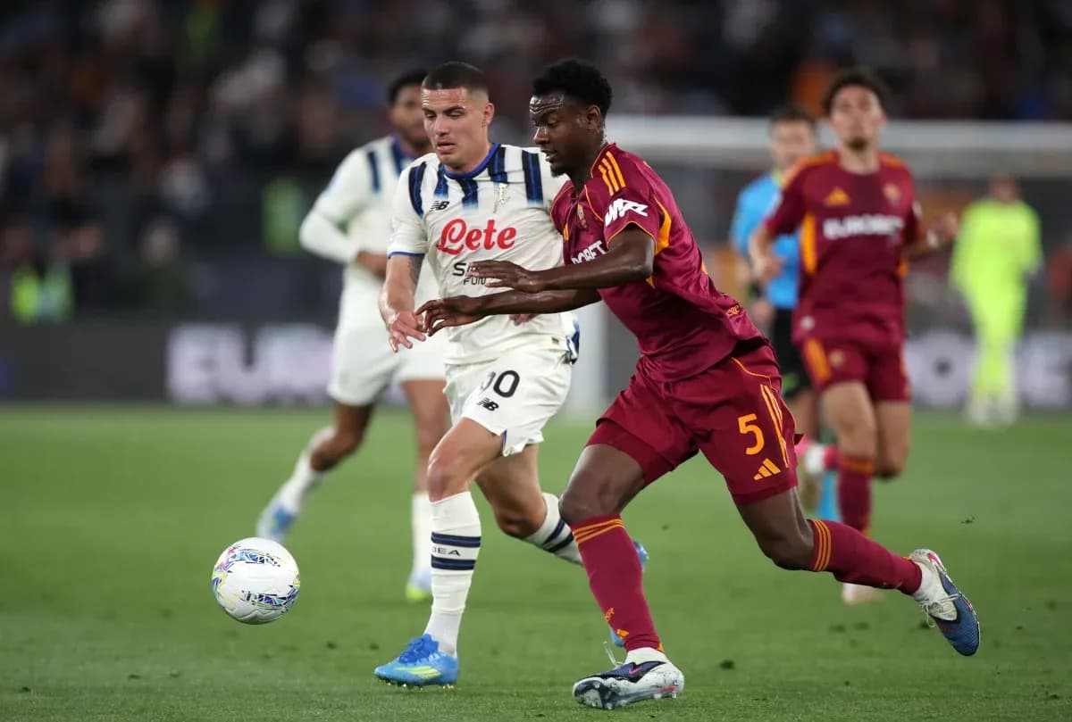 Jugadores de AS Roma y Atalanta compitiendo por el balón