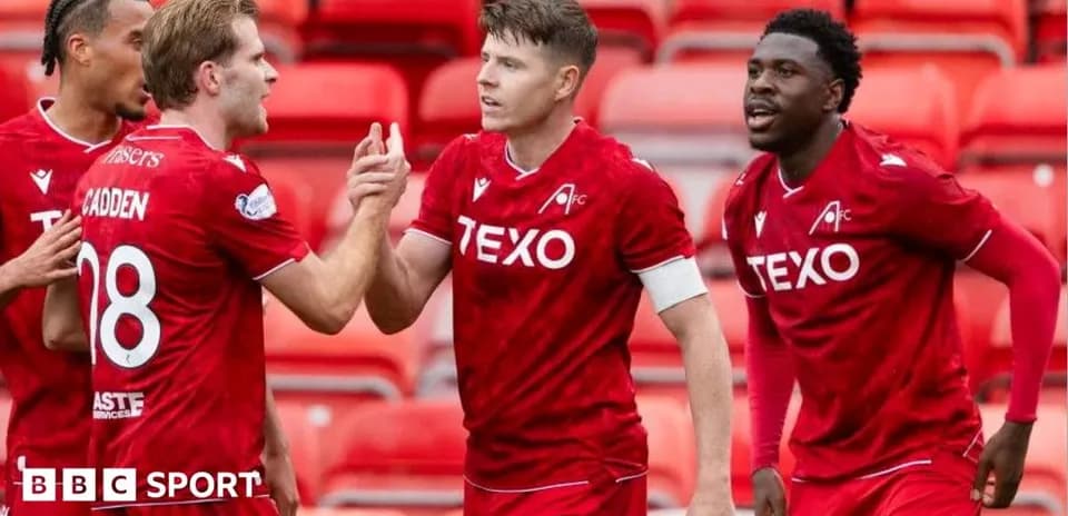 Jugadores de Aberdeen celebrando un gol en el partido