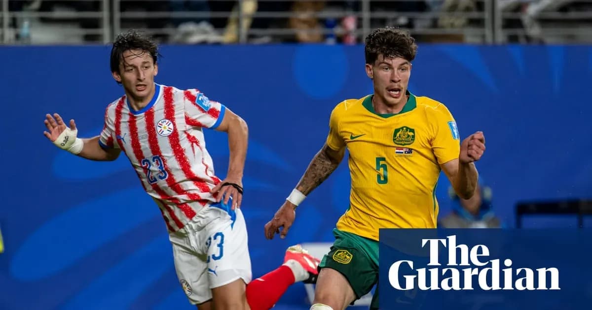 Jugadores de Paraguay y Australia compitiendo por el balón