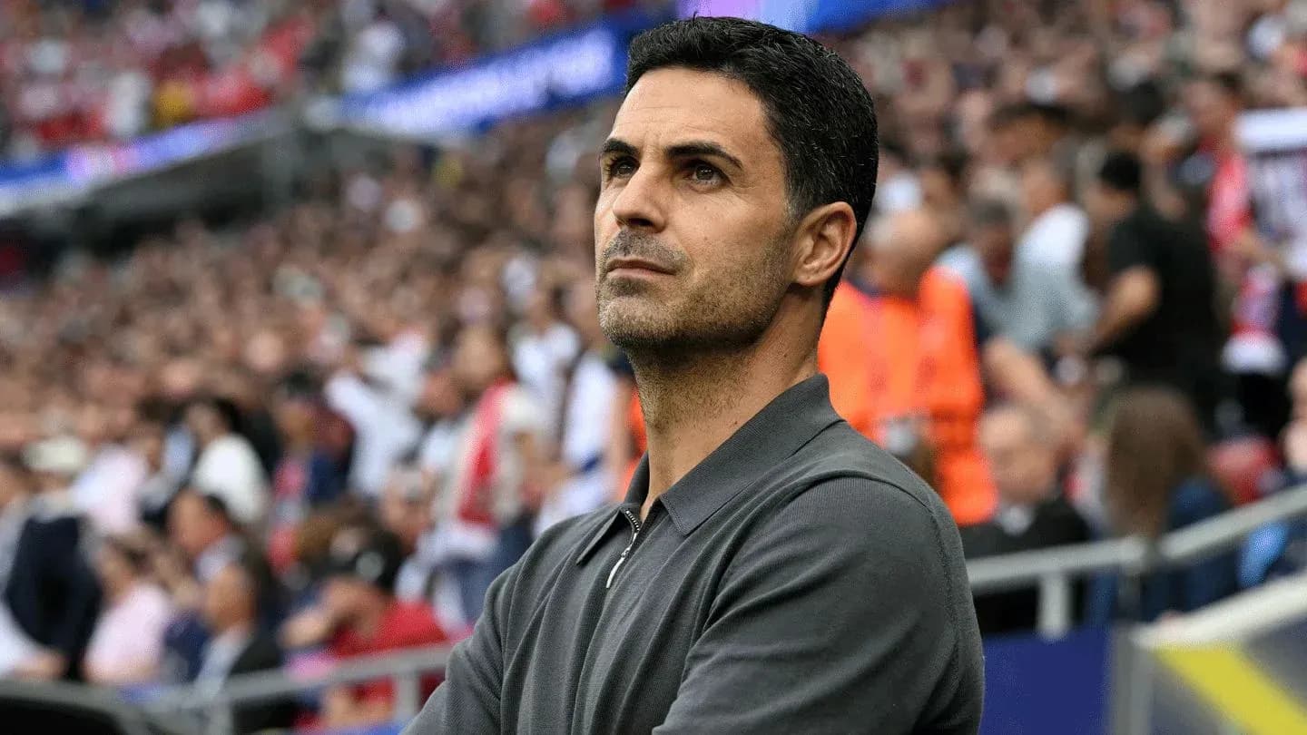 Entrenador observando el partido desde la línea