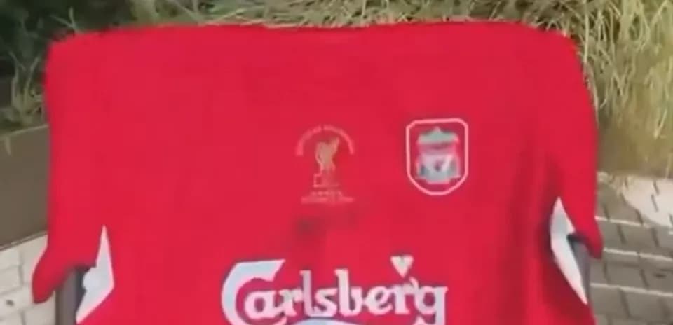 Camiseta roja de Liverpool con logotipo y patrocinador