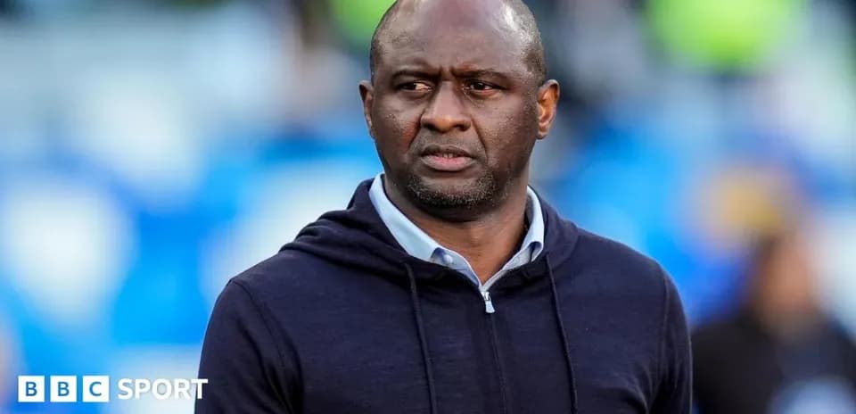 Entrenador observando el partido desde la banda