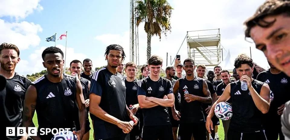 Jugadores de Newcastle United en entrenamiento al aire libre