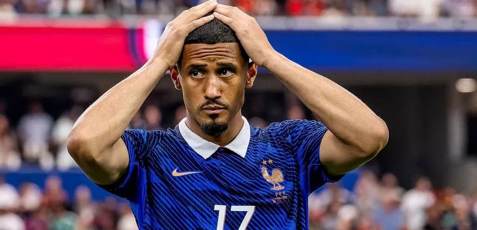 Jugador de Francia con manos en la cabeza durante el partido