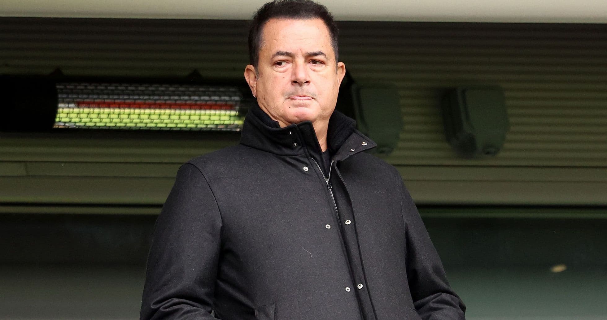 Hombre observando desde una tribuna en el estadio
