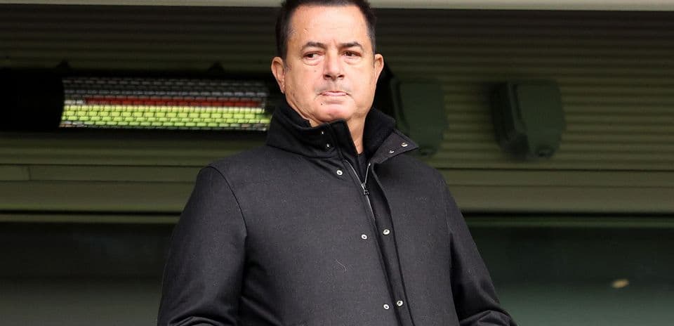 Hombre observando desde una tribuna en el estadio
