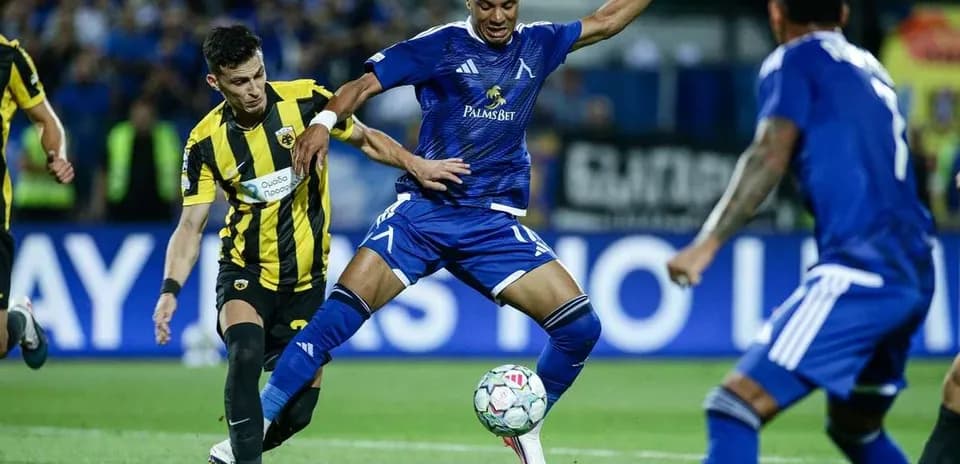 Jugador de Levski Sofia driblando a un rival