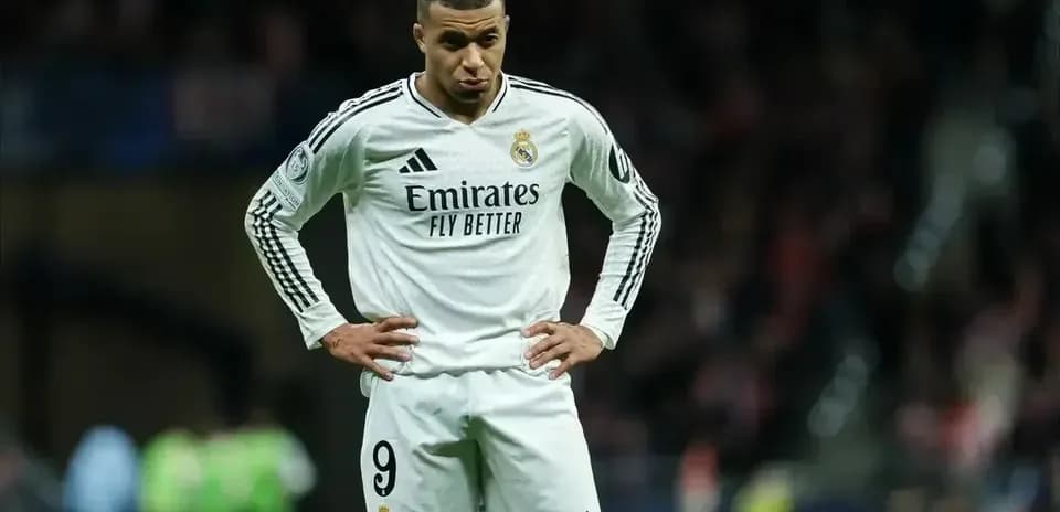 Jugador de Real Madrid con uniforme blanco en el campo