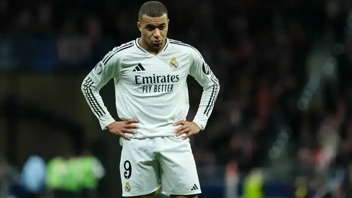 Jugador de Real Madrid con uniforme blanco en el campo