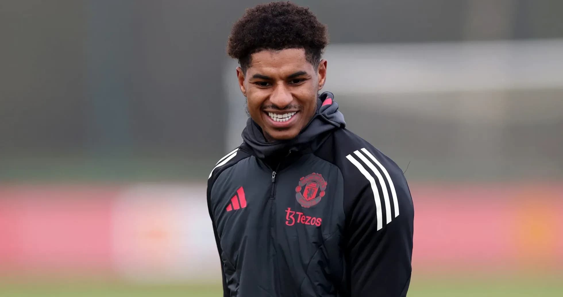 Jugador de Manchester United entrenando en el campo