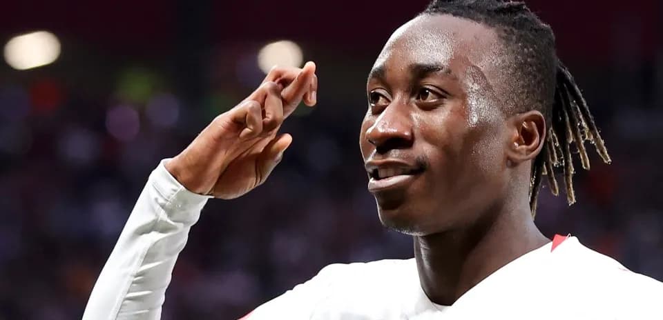 Jugador celebrando con gesto de saludo en el campo
