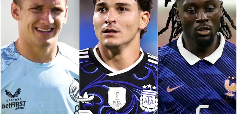 Tres jugadores de fútbol en diferentes camisetas