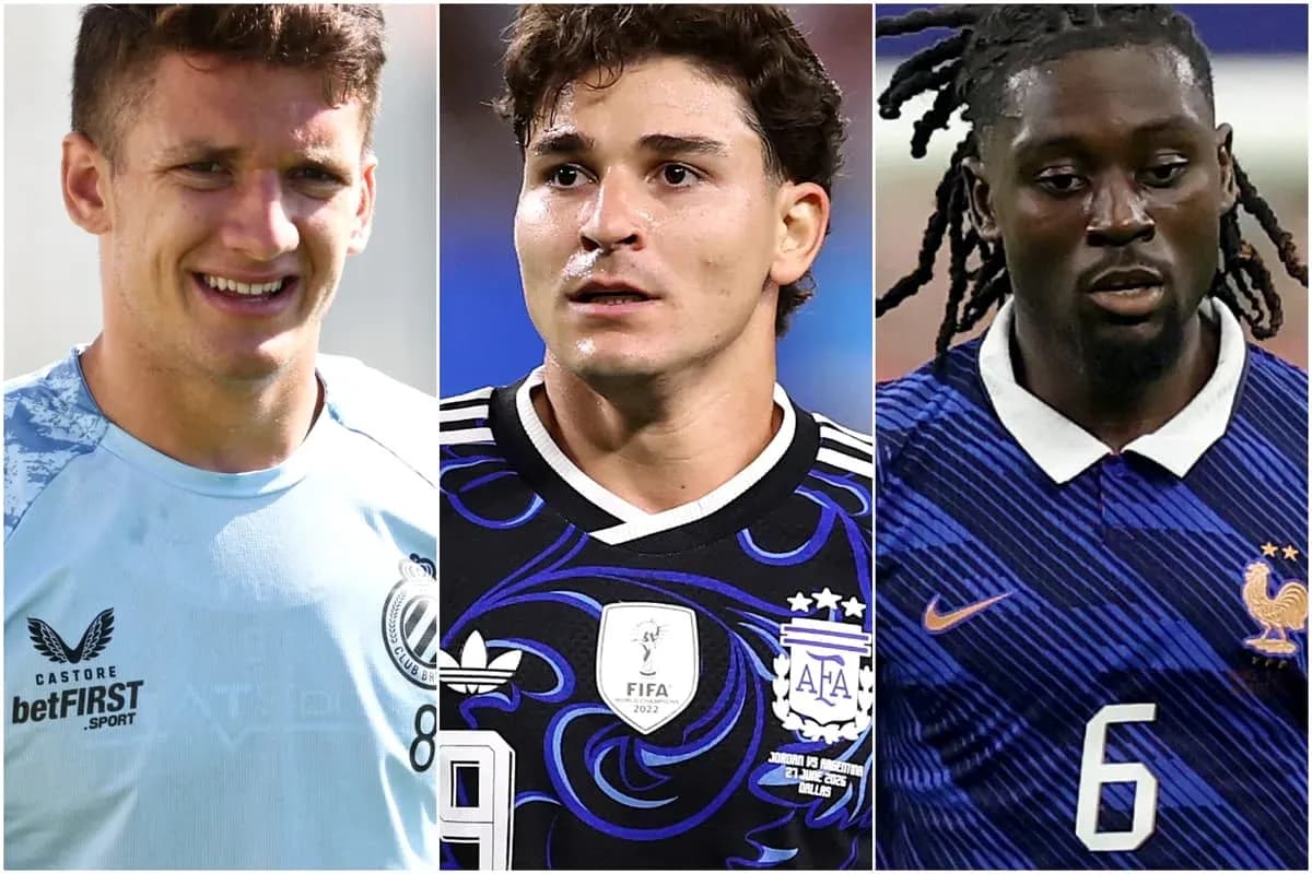 Tres jugadores de fútbol en diferentes camisetas