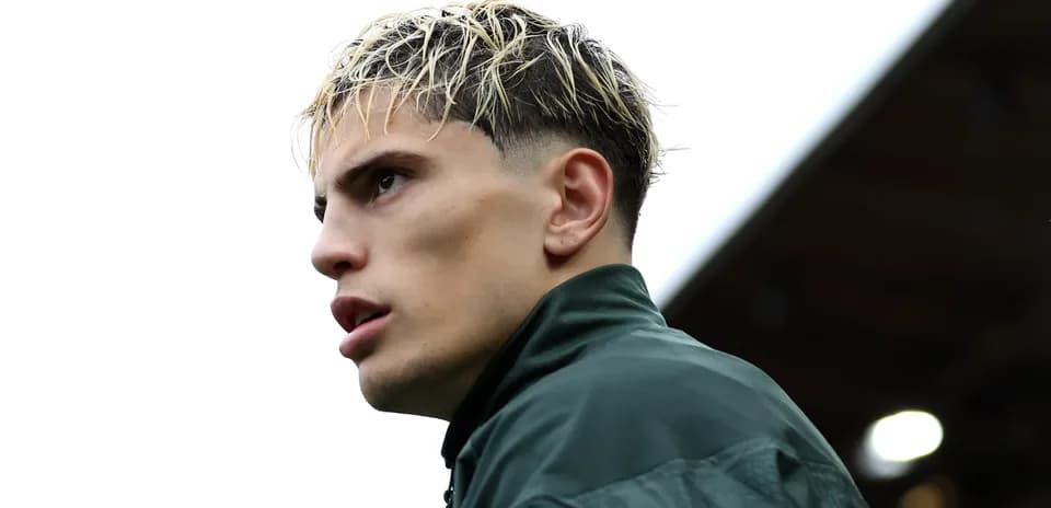 Jugador mirando hacia el campo durante entrenamiento