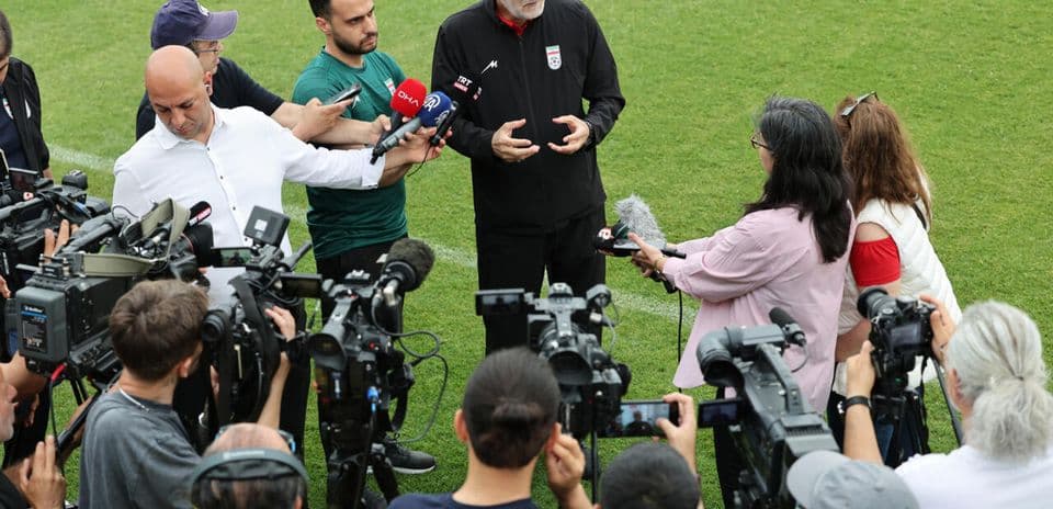 Entrenador respondiendo preguntas de periodistas en conferencia