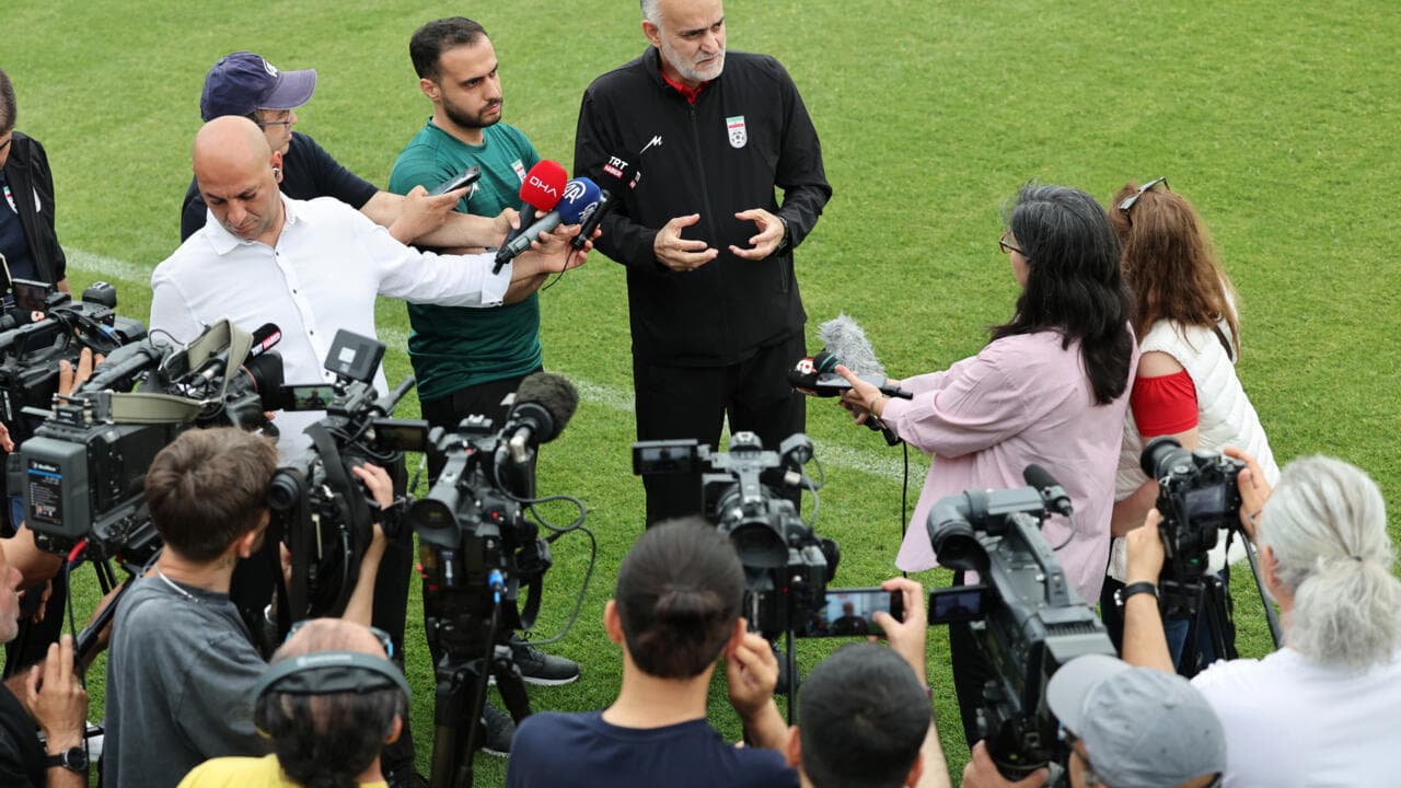 Entrenador respondiendo preguntas de periodistas en conferencia