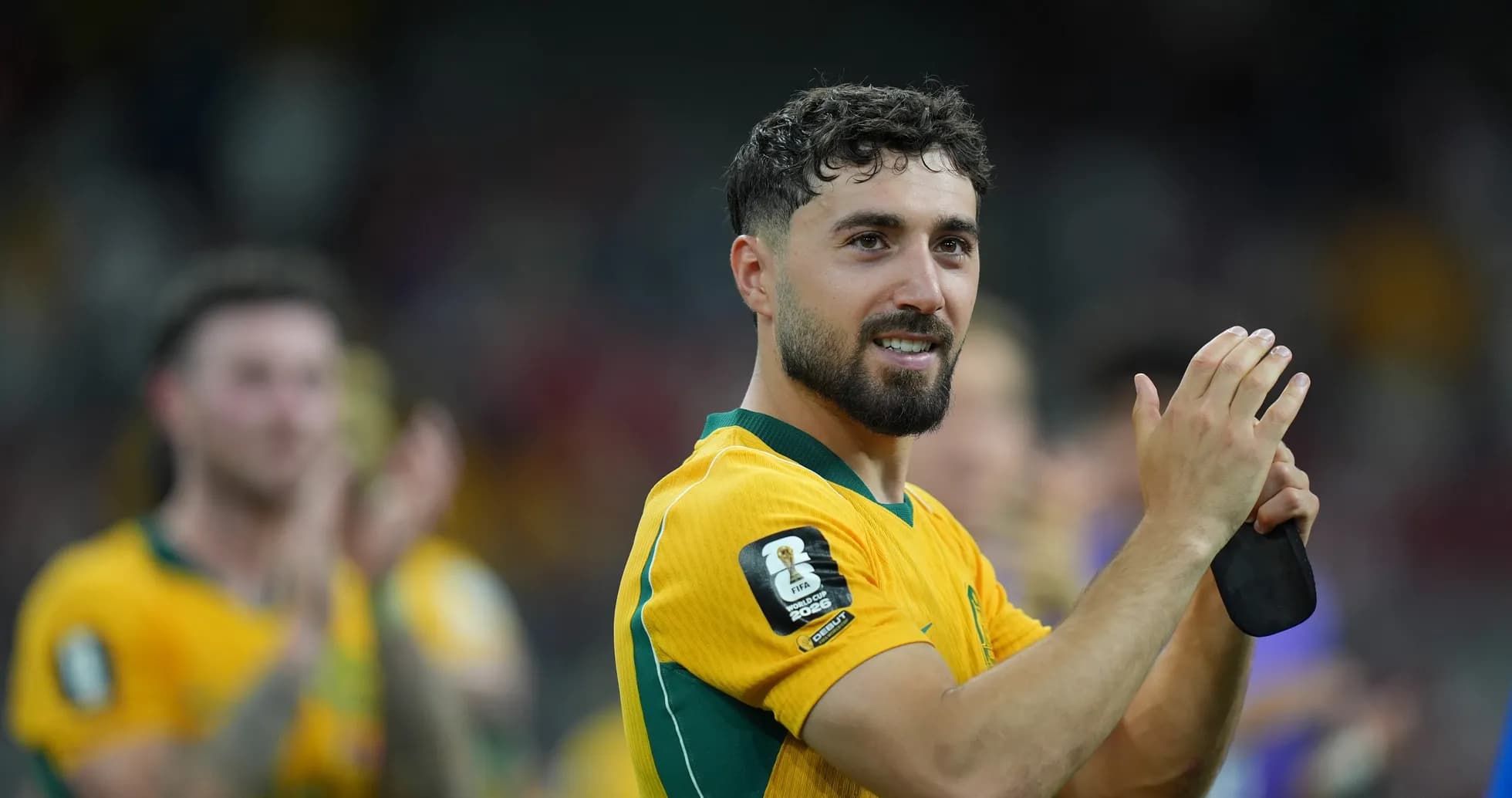 Jugador aplaudiendo en uniforme de Australia tras el partido