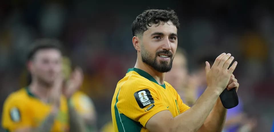 Jugador aplaudiendo en uniforme de Australia tras el partido