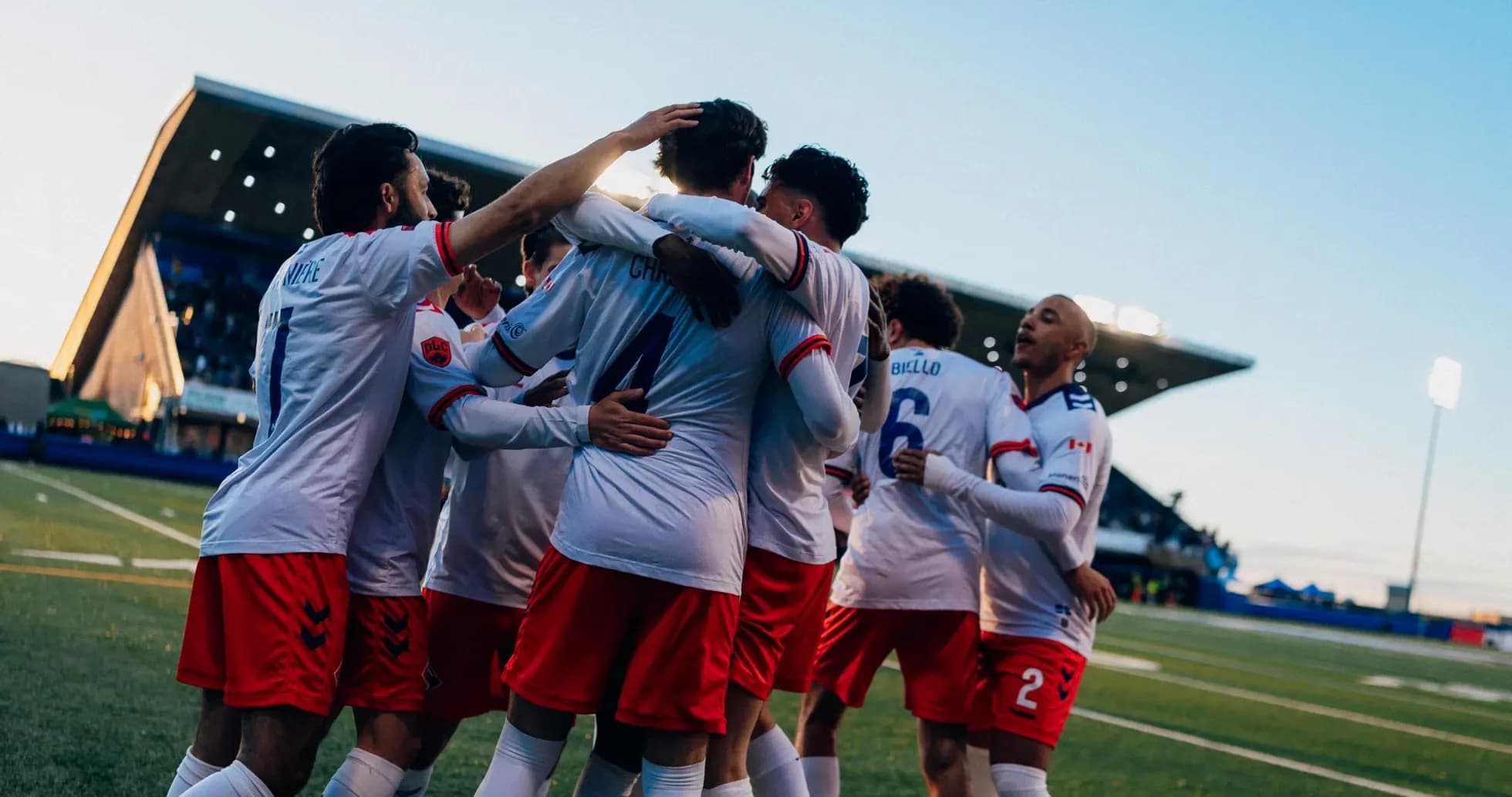 Jugadores de HFX Wanderers celebrando un gol